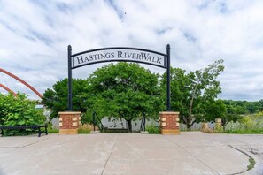 Property grounds - The Nininger 3 BR Apt - Walk to DT, Dog Friendly (Hastings)