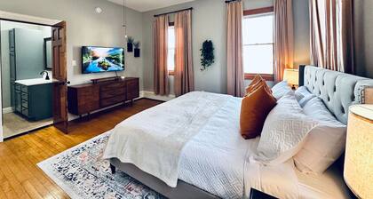 The Nininger 3 BR Apt - Walk to DT, Dog Friendly