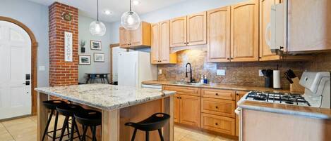 Fridge, oven, stovetop, dishwasher