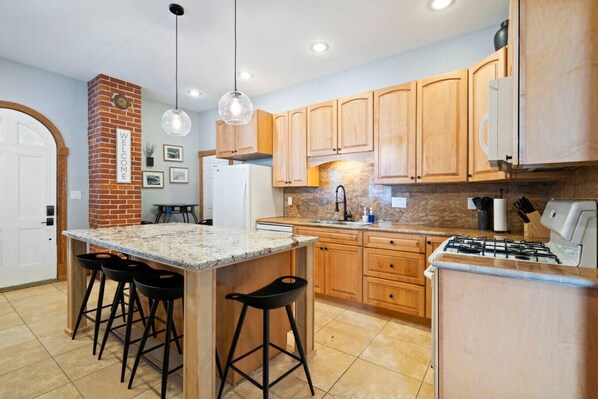 Fridge, oven, stovetop, dishwasher