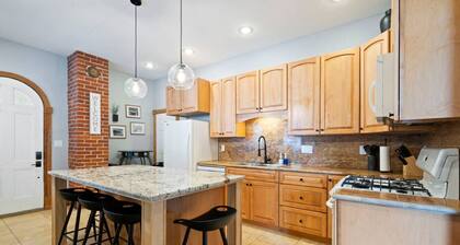 The Nininger 3 BR Apt - Walk to DT, Dog Friendly