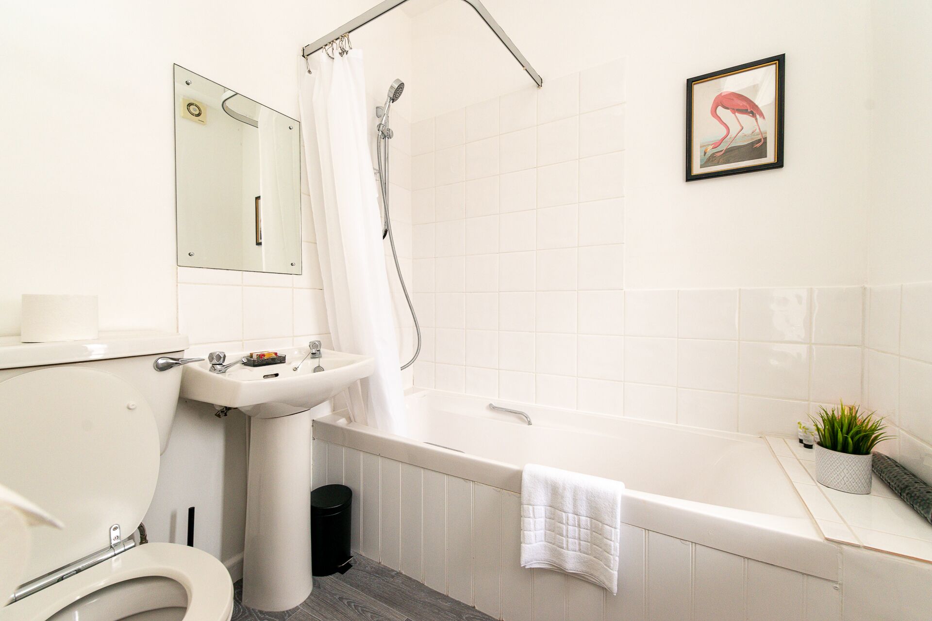 Un baño con inodoro, lavamanos, ducha y bañera.