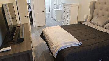 1 室のベッドルーム、デスク、アイロン / アイロン台、WiFi (無料)