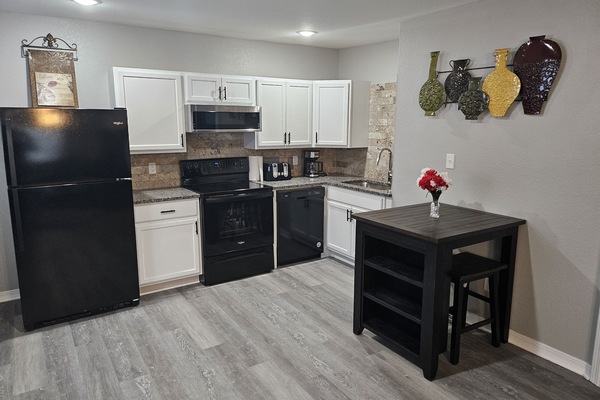 Frigorífico, microondas, horno y placa de cocina