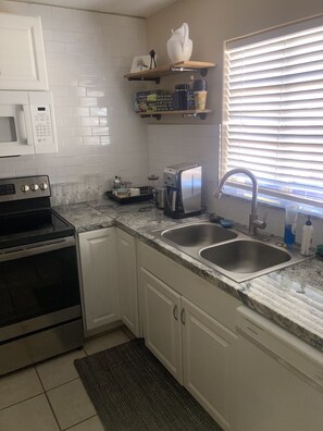 Private kitchen - Cozy brick bungalow (Tucson)