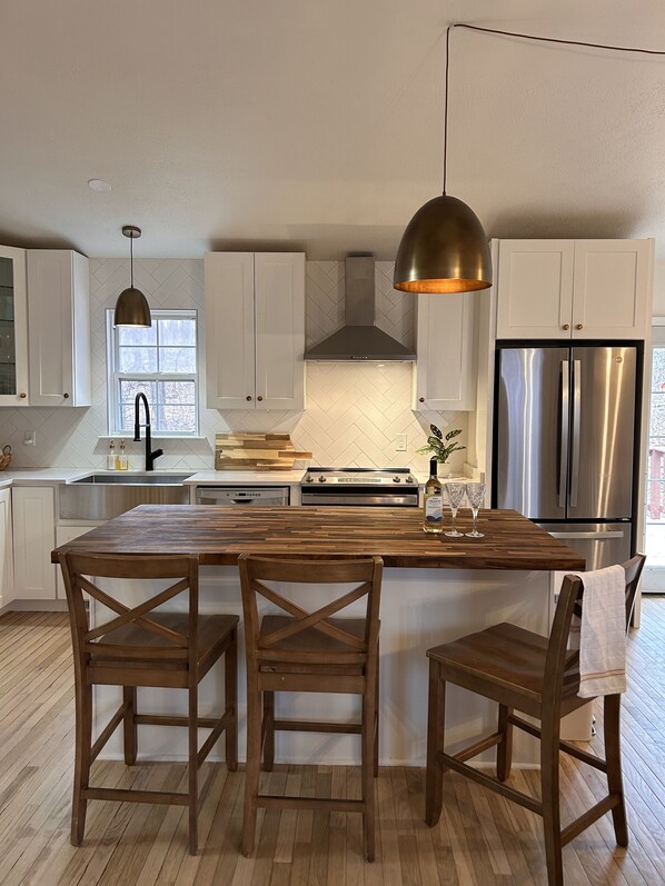 冷蔵庫、電子レンジ、オーブン、コンロ