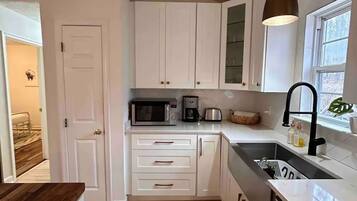 Coffee/tea maker, fridge, microwave, oven