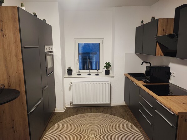 Fridge, oven, stovetop, dishwasher