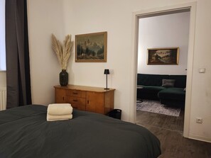 3 bedrooms, desk, WiFi, bed sheets