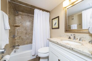 Sèche-cheveux, serviettes fournies