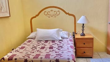 Habitación básica | Caja de seguridad en la habitación y decoración personalizada