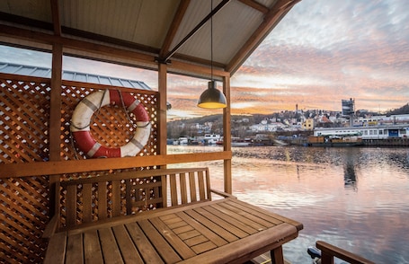 Enceinte de l’hébergement. Houseboat Franklin + electric boat, max. 6 person