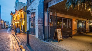 Una calle con un restaurante llamado 'Tap & Tin' y 'Indie Burger'.
