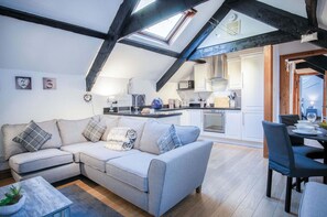 Smart TV, fireplace - Cosy At The Mews - 2 Bedroom Apartment - Tenby (Tenby)