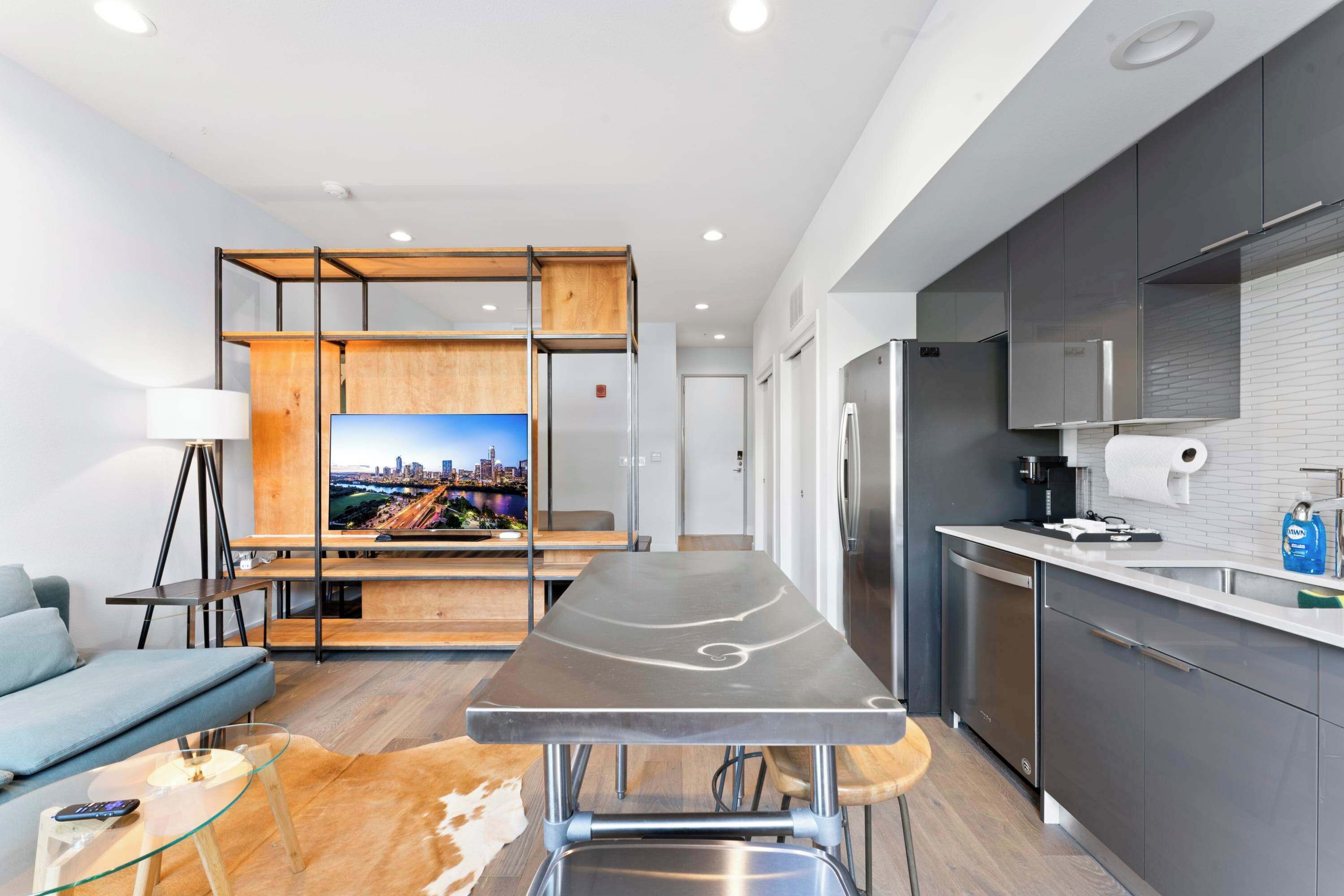 Réfrigérateur, four à micro-ondes, un four, surface de cuisson