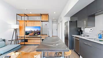 Réfrigérateur, micro-ondes, four, plaque de cuisson