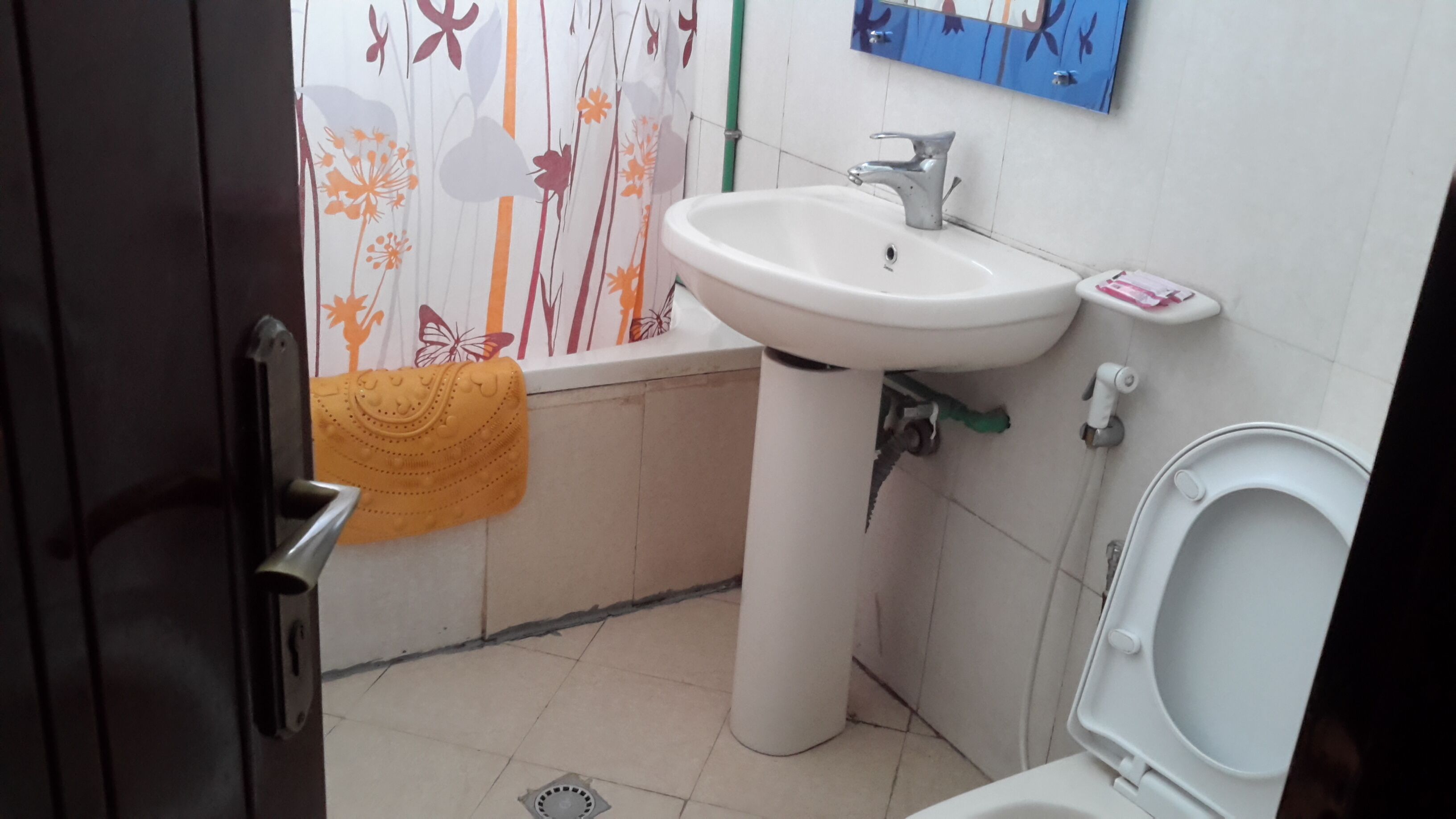 ของใช้ในห้องน้ำฟรี, รองเท้าสวมภายในห้อง