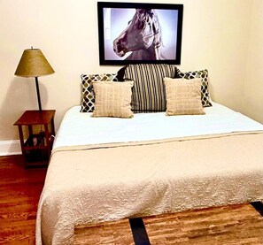 3 habitaciones, escritorio y tabla de planchar con plancha 