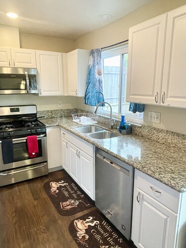 Entire Vacay Home "10 miles from Downtown" - 7 Beds 3 Rooms 2 Bath - Full Garage