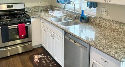 Entire Vacay Home "10 miles from Downtown" - 7 Beds 3 Rooms 2 Bath - Full Garage