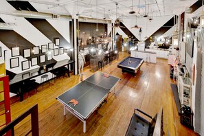 Loft Desain | Area keluarga | Smart TV 50-inci dengan saluran TV digital dan layanan streaming