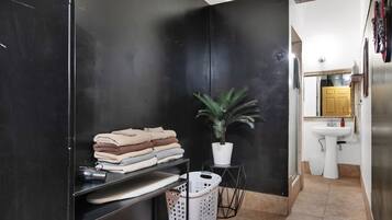 Gác có thiết kế đặc sắc | Phòng tắm | Buồng tắm vòi sen, máy sấy tóc, khăn tắm, xà phòng