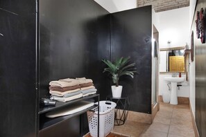 Loft Design | Badrum | Dusch, hårtork, handdukar och tvål