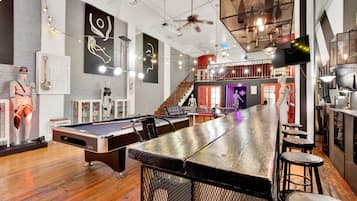 Gác có thiết kế đặc sắc | Khu phòng khách | Smart TV 50-inch có truyền hình kỹ thuật số, dịch vụ stream