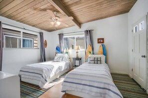 2 bedrooms, iron/ironing board, WiFi, bed sheets - Sounds of the Ocean #2 (Newport Beach)