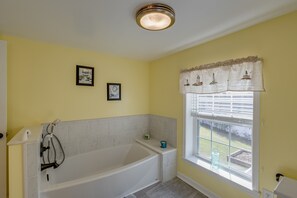 Shower, towels, toilet paper - Private Waterfront Retreat with Breathtaking Views. Pet-friendly! (Belhaven)