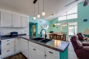 Microwave, oven, stovetop, dishwasher - Private Waterfront Retreat with Breathtaking Views. Pet-friendly! (Belhaven)