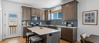 Come enjoy a centrally located escape at Bear Lake. Hot Tub and Game Room!