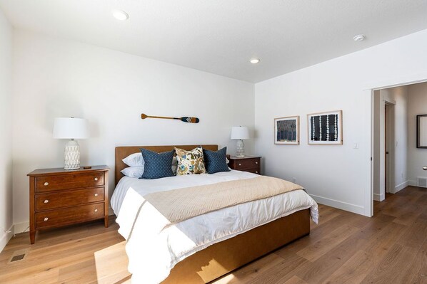 6 chambres, fer et planche à repasser, lit de bébé portatif