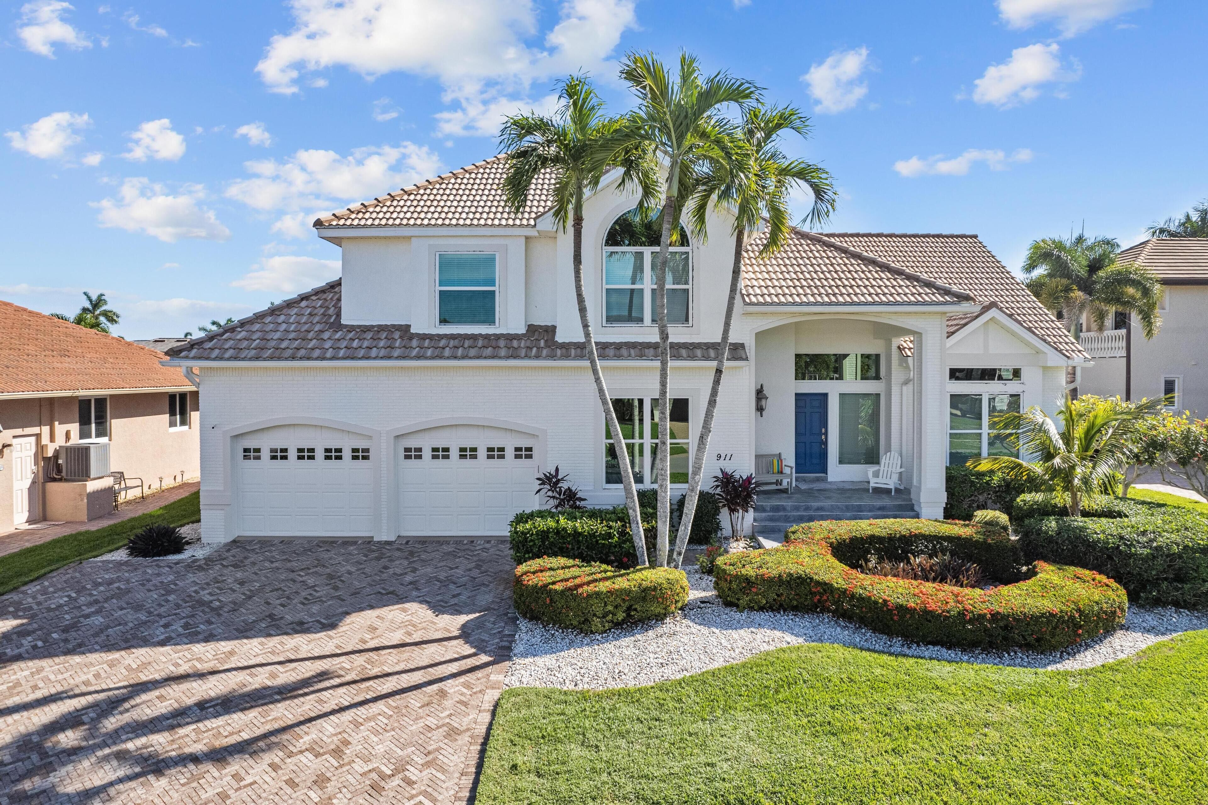 Spacious Waterfront Retreat with Pool, Bikes, & Kayaks. The Ideal Marco Getaway!