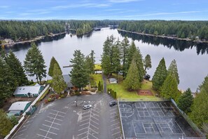 Sports court - Hot Tub + Game Garage.  Peaceful 1 Level Lake Limerick Retreat with Firepit. (Shelton)