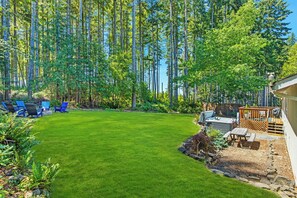 Outdoor dining - Hot Tub + Game Garage.  Peaceful 1 Level Lake Limerick Retreat with Firepit. (Shelton)