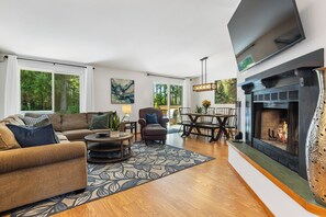 Smart TV, fireplace, video games, table football - Hot Tub + Game Garage.  Peaceful 1 Level Lake Limerick Retreat with Firepit. (Shelton)