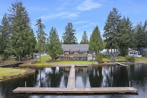 Hot Tub + Game Garage. Peaceful 1 Level Lake Limerick Retreat with Firepit.