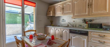 Kühlschrank, Mikrowelle, Ofen, Geschirrspüler