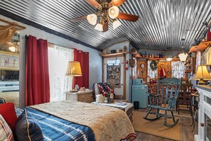 1 habitación, tabla de planchar con plancha y ropa de cama 