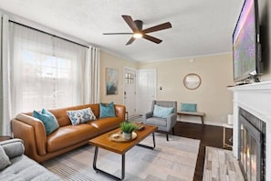 Smart TV, fireplace, table tennis, books - Charming Home in Speedway. King Beds. Pet Friendly! (Indianapolis)