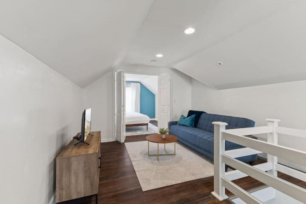 Een smart-tv, een open haard, een tafeltennistafel en boeken