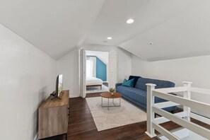 Smart TV, fireplace, ping pong, books - Charming Home in Speedway. King Beds. Pet Friendly! (Indianapolis)