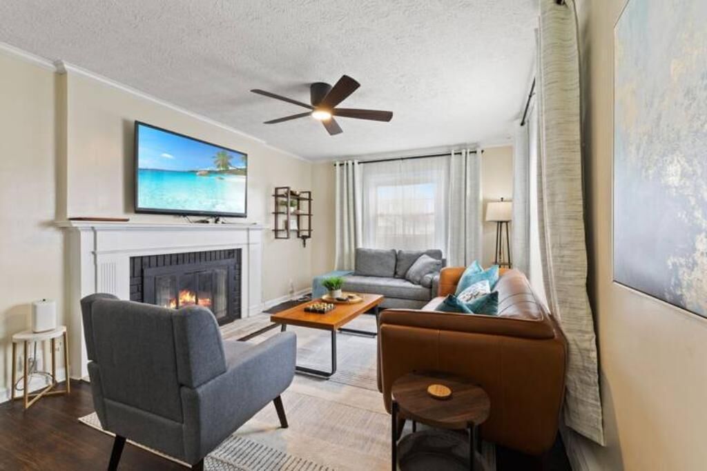 Een smart-tv, een open haard, een tafeltennistafel en boeken