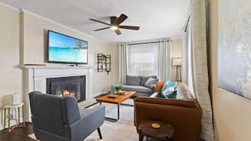 Een smart-tv, een open haard, een tafeltennistafel en boeken