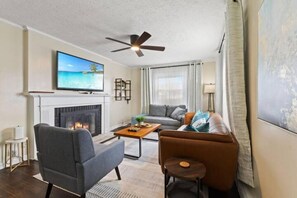 Smart TV, fireplace, ping pong, books - Charming Home in Speedway. King Beds. Pet Friendly! (Indianapolis)