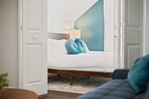 3 bedrooms, desk, free WiFi, bed sheets - Charming Home in Speedway. King Beds. Pet Friendly! (Indianapolis)