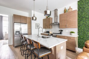 Fridge, microwave, oven, stovetop - Skyline Serenity – Rooftop Patio – Ping Pong (Nashville)