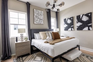 4 bedrooms, desk, iron/ironing board, WiFi - Skyline Serenity – Rooftop Patio – Ping Pong (Nashville)