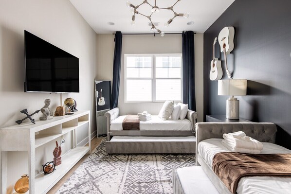 4 عدّة غرف نوم ومكتب ومكواة/لوح كي وواي فاي